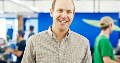 El fundador de FreshBooks, Mike McDerment, pasa la antorcha al nuevo CEO, Don Epperson El fundador de FreshBooks, Mike McDerment, pasa la antorcha al nuevo CEO, Don Epperson